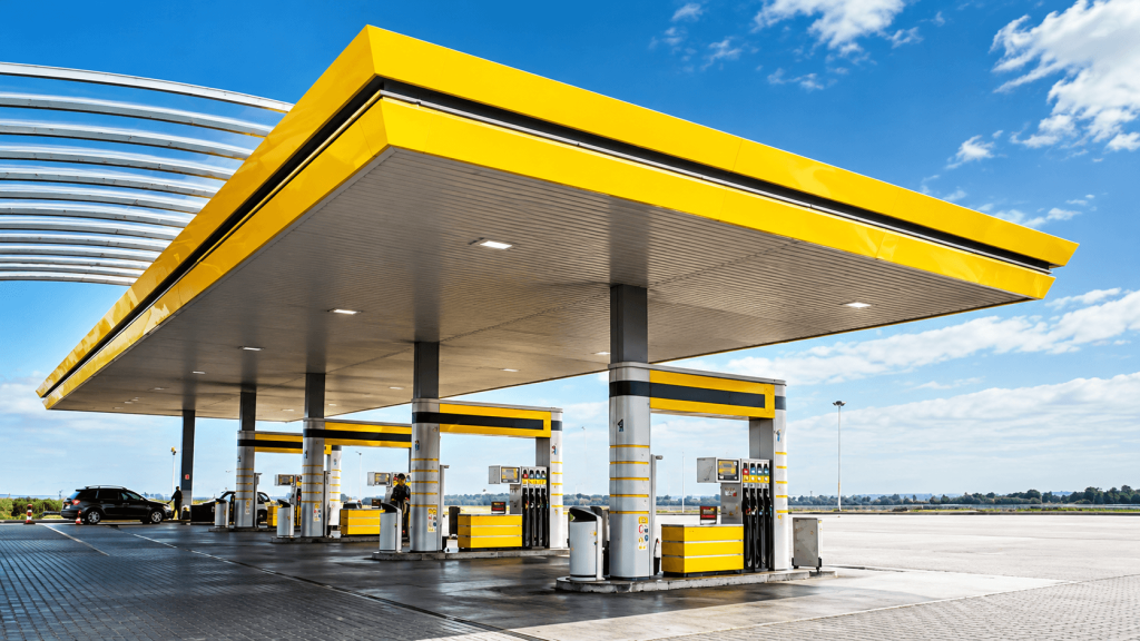 posto-de-gasolina-em-construção-com-estrutura-de-bombas-e-cobertura