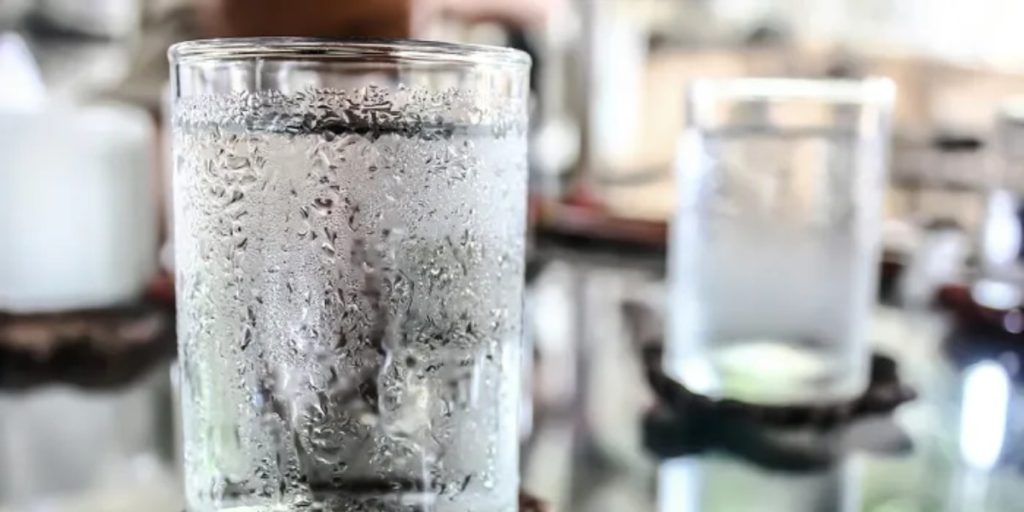foto de copo com água gelada